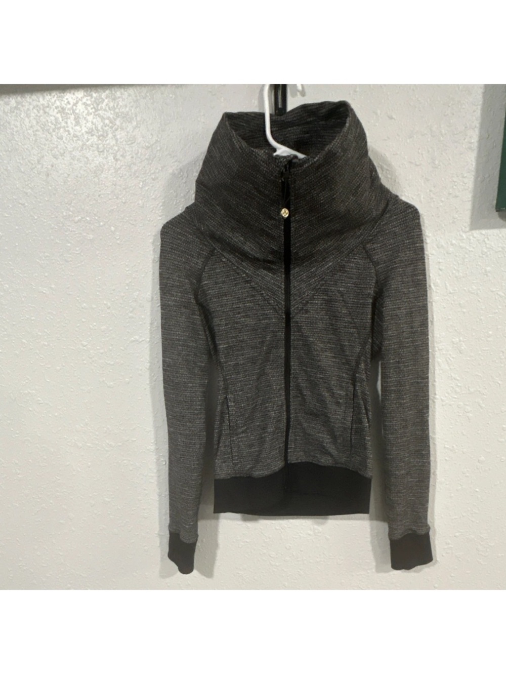 lululemon athletica heathered Gray and black full Zip Jacket size 4